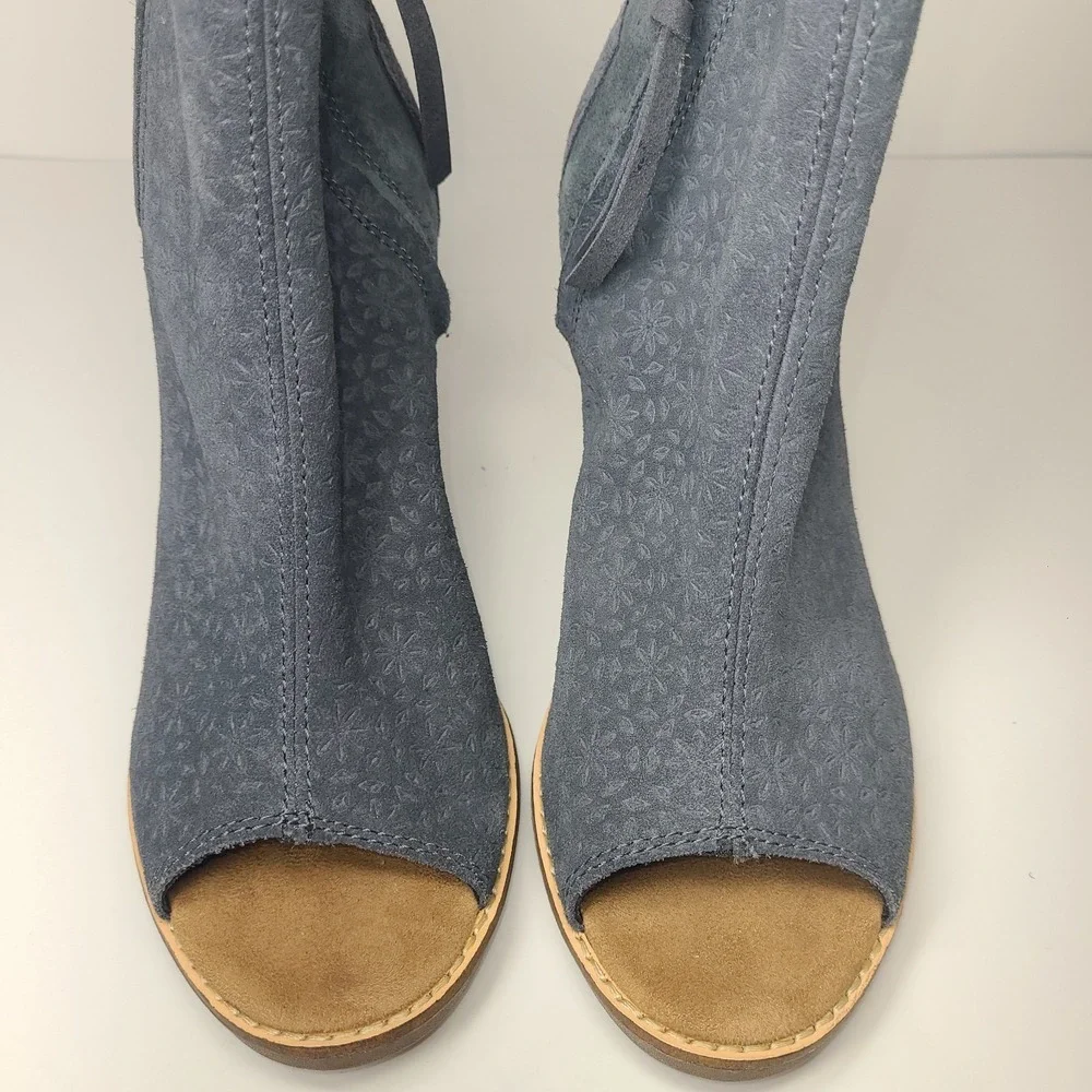 TOMS Ankle Booties Peep Toe Women's 8 Gray Floral Cutout Block Heel Side Zip EUC